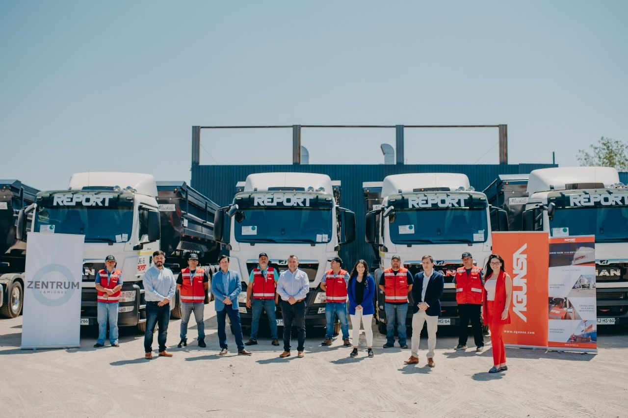 representantes de agunsa y Zentrum en la venta de los 21 tractocamiones man
