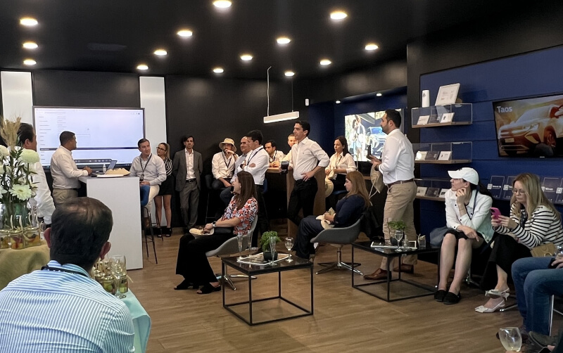 Reunión de equipo en instalaciones de Volkswagen Zentrum